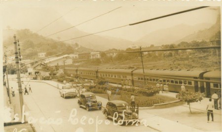 Passagem do Trem de Passageiros pela Praça Central